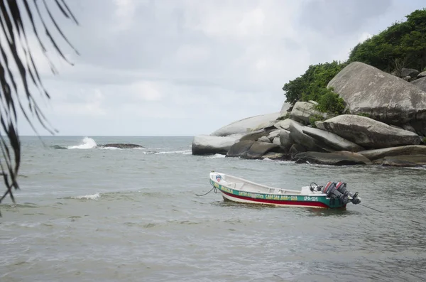 Paisaje de playa con barco en Cabo San Juan del Gu jalá a, Tayrona, Colombia — Foto de Stock