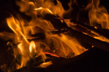 Gece yakılan şenlik ateşinin ayrıntıları