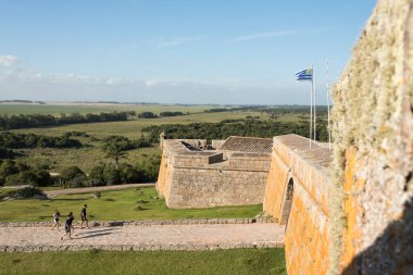 Uruguay Ulusal Tarihi Anıtı Santa Teresa Kalesi 'nin girişine giden turistler, güneşli bir yaz öğleden sonrasında Rocha, Uruguay' da.
