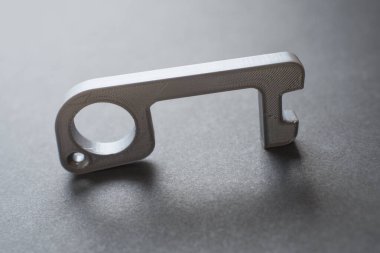 3D yazıcıda yapılmış plastik bir alet. Coronavirus hastalığı, Covid-19 'un yayılmasını önlemek için, onlara dokunmadan kapıları açmak ve tuşlara basmak için. Yeni normal.