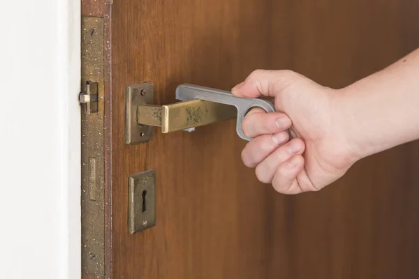 Jongeman Met Behulp Van Een Contactloos Hulpmiddel Een Deur Openen — Stockfoto