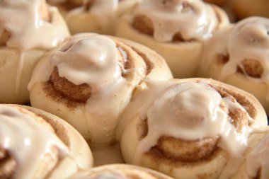 Yeni yapılmış ev yapımı tarçınlı rulo.