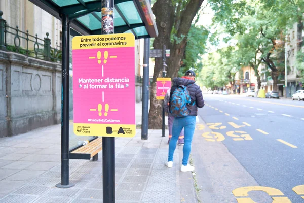 Caba ブエノスアイレス アルゼンチン 6月28 2020 社会的距離を維持する必要性に関する情報信号でバス停 コヴィト ラインを形成する際に距離を保つ — ストック写真