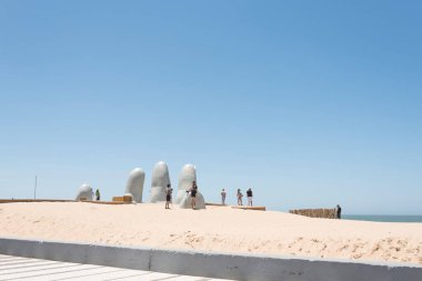 Punta del Este, Maldonado / Uruguay; 1 Ocak 2019: The Hand, Fingers or Man Emerging to Life, kumun içinden çıkan beş parmağın popüler bir heykeli.