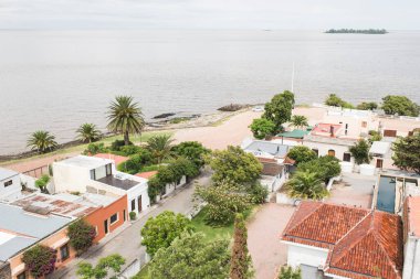 Colonia del Sacramento / Uruguay; 2 Ocak 2019: deniz fenerinden şehrin ve La Plata nehrinin panoramik manzarası
