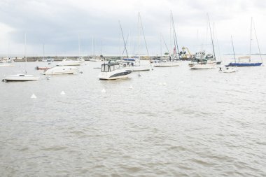 Colonia del Sacramento / Uruguay; 2 Ocak 2019: Limandaki yelkenliler, yat iskelesinden görüş