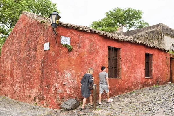 Colonia Del Sacramento Urugwaj Stycznia 2019 Para Podróżnych Spacerująca Ulicą — Zdjęcie stockowe