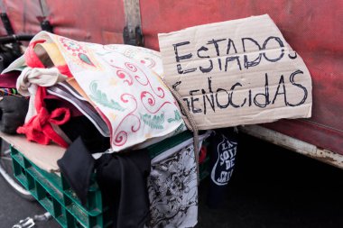 CABA, Buenos Aires / Arjantin; 23 Ağustos 2019: soykırım devletleri posteri. Brezilya Büyükelçiliği önünde Amazon 'un korunması ve Brezilya politikalarına karşı protesto.