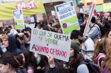 CABA, Buenos Aires / Arjantin; 23 Ağustos 2019: İmza metni: Yanan şeyler satılır ve konu kapanır. Amazon 'un korunması ve Brezilya' nın çevre politikalarına karşı protesto