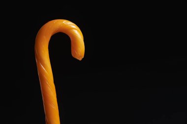 Siyah arkaplanlı Cadılar Bayramı turuncu şeker kamışı