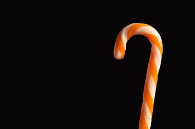 Cadılar Bayramı turuncu ve beyaz çizgili baston şekerler siyah zemin üzerinde fotokopi alanı ile