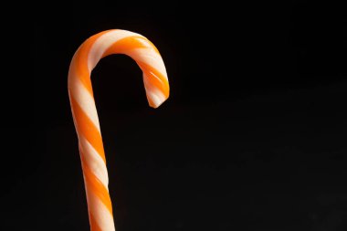 Cadılar Bayramı turuncu ve beyaz çizgili baston şekerler siyah zemin üzerinde fotokopi alanı ile