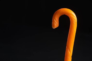 Siyah arkaplanlı Cadılar Bayramı turuncu şeker kamışı