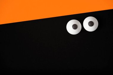 Cadılar Bayramı arka planı, siyah ve turuncu gözler, kopyalama alanı.