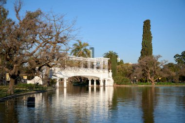 CABA, Buenos Aires, Arjantin; Ago 21, 2020: Bosques de Palermo, gül bahçesine köprü, koronavirüs salgını nedeniyle kapalı, covid19