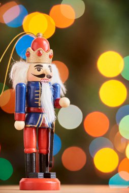 Geleneksel renkli ahşap fındıkkıran odak ışıkları olmayan renkli bir arka plan, boşluğu kopyala