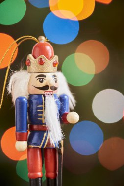 Geleneksel renkli ahşap fındıkkıran odak ışıkları olmayan renkli bir arka plan, boşluğu kopyala