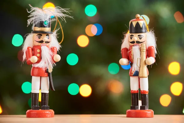 배경에 초점이 전통적 빨간색과 크리스마스 견과류케이 — 스톡 사진