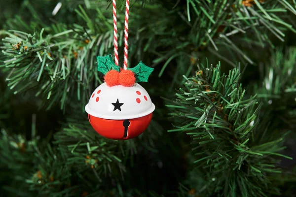 Rot Weiß Schön Dekorierte Christbaumkugel Hängt Einem Weihnachtsbaum Kopierraum — Stockfoto
