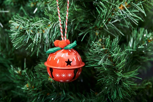 Rote Schön Dekorierte Christbaumkugel Hängt Einem Weihnachtsbaum Kopierraum — Stockfoto