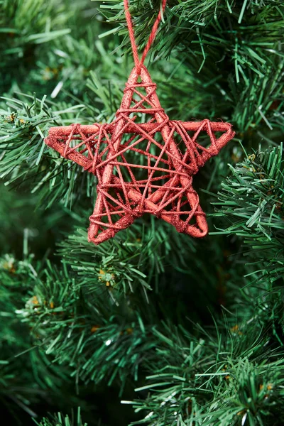 Weihnachtsdekoration Schöner Roter Zierstern Hängt Baum Kopierraum — Stockfoto