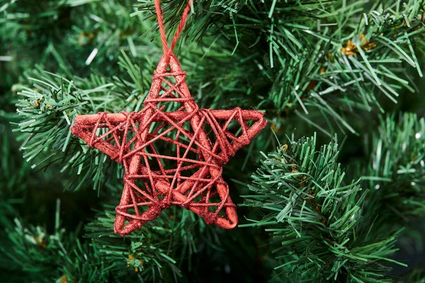 Weihnachtsdeko Schöner Roter Zierstern Hängt Baum — Stockfoto