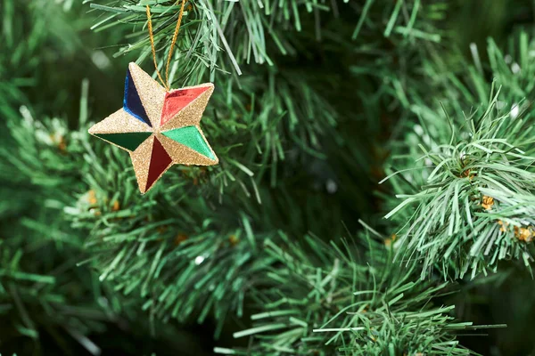 크리스마스 트리에 황금빛 — 스톡 사진