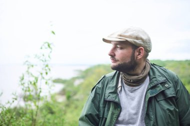 Genç bir İspanyol 'un portresi açık havada rahatlıyor, düşünceli ve hayal kurarak manzaraya bakıyor..