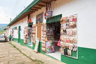 28 Kasım 2022, Paramo, Santander, Kolombiya: Bölgeden gelen çantalar, anahtarlıklar ve espadrilles gibi geleneksel el sanatlarının turistlere satıldığı bir dükkanın cephesi.