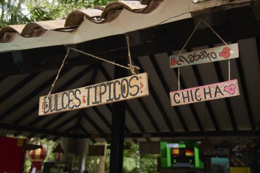 27 Kasım 2022; San Gil, Santander, Kolombiya: El Gallineral Doğal Parkı 'nda geleneksel tatlı, masato ve chicha satışları