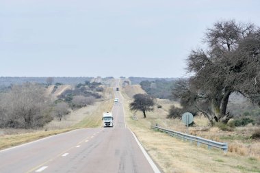 Yol sahnesi, Arjantin 'in La Pampa şehrinde kış boyunca seyahat etmek..