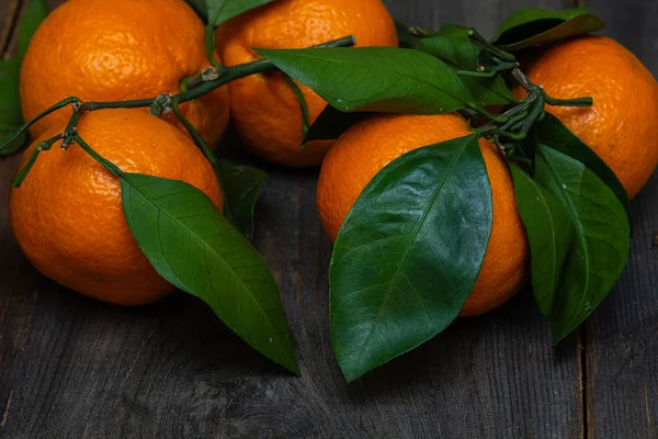 Mandarinas Con Hojas Tablas Pino —  Fotos de Stock