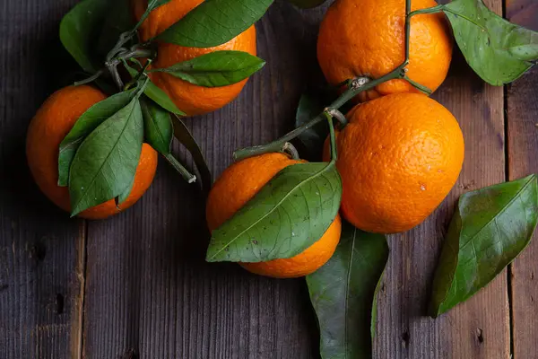 Tangerinas Com Folhas Placas Pinho — Fotografia de Stock