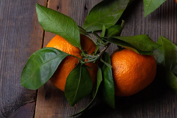 Tangerinas Com Folhas Placas Pinho — Fotografia de Stock