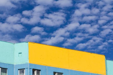 Mavi gökyüzü ve beyaz bulutlar