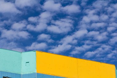 Mavi gökyüzü ve beyaz bulutlar