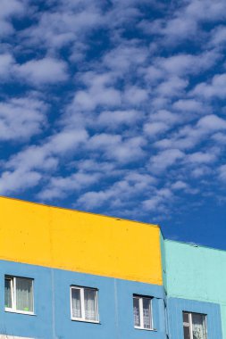 Mavi gökyüzü ve beyaz bulutlar