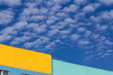 Mavi gökyüzü ve beyaz bulutlar