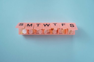 Koyu Terrazzo dokusu. Cilalanmış beton zemin ve duvar deseni. Renkli mermer ve granit taş, dekorasyon malzemesi. Doğal taşlı mozaik döşeme, granit, mermer, kuvars. 