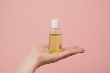 Koyu Terrazzo dokusu. Cilalanmış beton zemin ve duvar deseni. Renkli mermer ve granit taş, dekorasyon malzemesi. Doğal taşlı mozaik döşeme, granit, mermer, kuvars. 