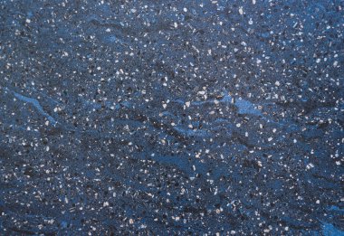 Koyu Terrazzo dokusu. Cilalanmış beton zemin ve duvar deseni. Renkli mermer ve granit taş, dekorasyon malzemesi. Doğal taşlı mozaik döşeme, granit, mermer, kuvars. 