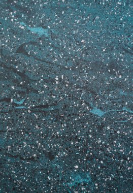 Koyu Terrazzo dokusu. Cilalanmış beton zemin ve duvar deseni. Renkli mermer ve granit taş, dekorasyon malzemesi. Doğal taşlı mozaik döşeme, granit, mermer, kuvars. 