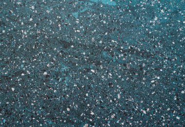 Koyu Terrazzo dokusu. Cilalanmış beton zemin ve duvar deseni. Renkli mermer ve granit taş, dekorasyon malzemesi. Doğal taşlı mozaik döşeme, granit, mermer, kuvars. 