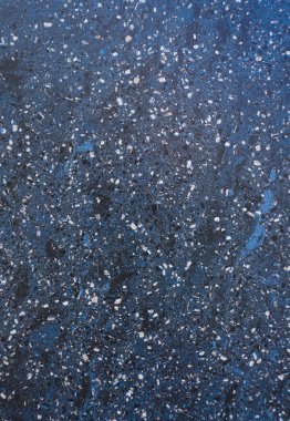 Koyu Terrazzo dokusu. Cilalanmış beton zemin ve duvar deseni. Renkli mermer ve granit taş, dekorasyon malzemesi. Doğal taşlı mozaik döşeme, granit, mermer, kuvars. 