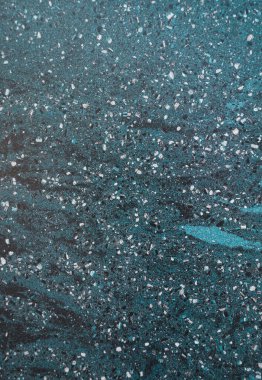 Koyu Terrazzo dokusu. Cilalanmış beton zemin ve duvar deseni. Renkli mermer ve granit taş, dekorasyon malzemesi. Doğal taşlı mozaik döşeme, granit, mermer, kuvars. 