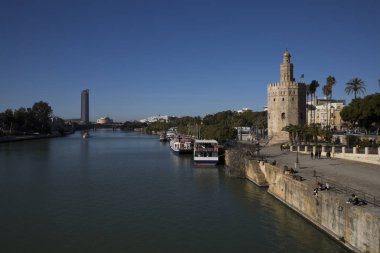 Seville nehir ve ünlü Kulesi The Golden Tower adlı