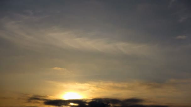 Вечерние Облака Улетают Время Захода Солнца — стоковое видео