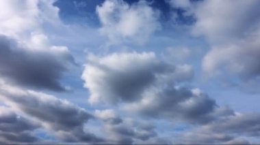 Zaman atlamalı çalışan mavi gökyüzünde bulutlar