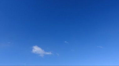 Zaman atlamalı çalışan mavi gökyüzünde bulutlar