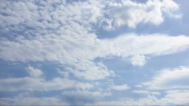 Yaz mavisi gökyüzünde hareket eden güzel bulutlar. Timelapse